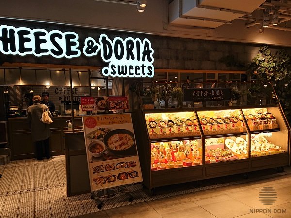 Cooling display windows with shelves and bright illumination are suitable for food models.