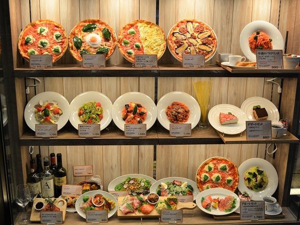 Муляжи пицц самого большого размера размещают на верхней полке демонстрационной витрины пиццерии.