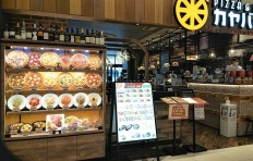 Vibrant Italian Restaurant Displays: Pizza and Pasta Replicas