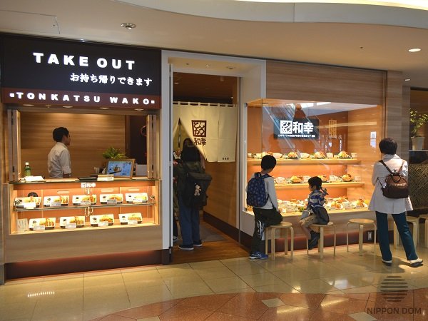 Takeout meals and restaurant dishes differ in design and composition, so models are located in different display windows, for customers’ convenience.