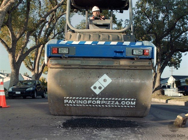 Рядом с логотипом Domino's Pizza на катке написано "Тротуар для пиццы"