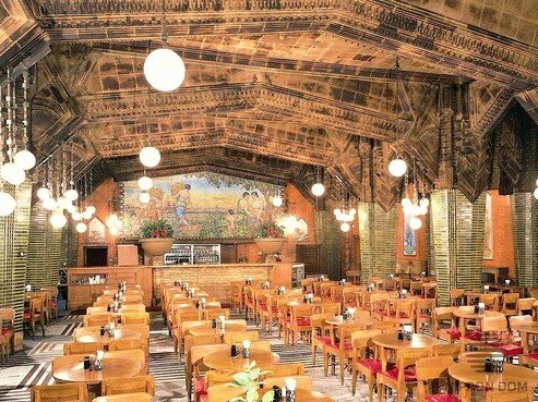 The interior of a huge lounge remained a style of the first beer house in Japan, with its history and traditions.