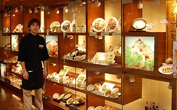 How to decorate a selling window effectively How to decorate a selling window effectively