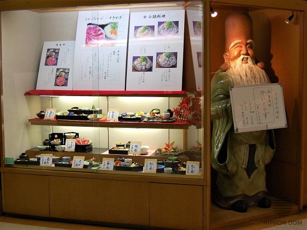 Огромная керамическая статуя японца выделяет ресторан среди подобных заведений, привлекает восхищенные взгляды прохожих и увеличивает посещаемость.