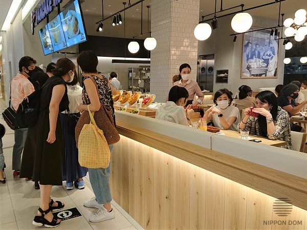 По результатам исследований японских маркетологов 4 из 10 человек, которые подошли к витрине посмотреть на муляжи, заходят в кафе и делают заказ.