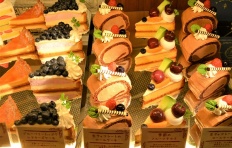 Examples of showcase decoration using dessert replicas