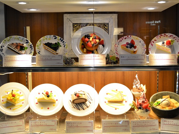 Тарелки с муляжами десертов выставляют на витрине под углом 45-60 градусов. 