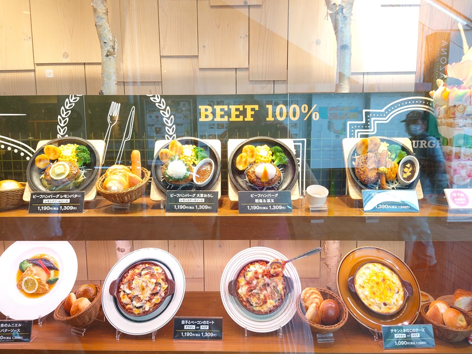Restaurant display with food replicas and clear claims like 100% beef to build trust