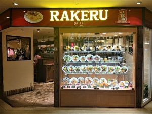 Fake food models displayed at 40–60 degree tilt for better visibility in showcase