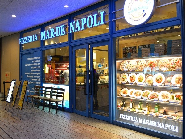 Food display and storefront design in blue tones reducing appetite and customer flow