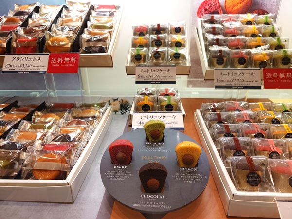 Food replicas with different package sizes for café and restaurant sales