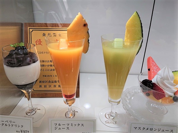 Drink food replicas displayed with price labels for customer convenience