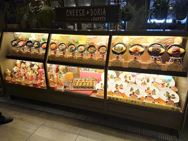 Dessert food models shown in original serving dishes to illustrate real presentation