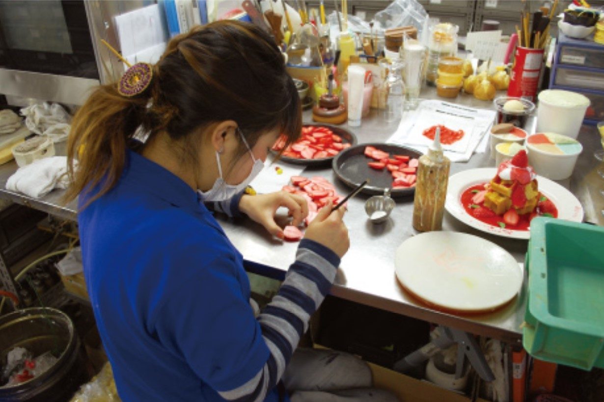 Japanese food replica master hand-painting dessert replica details for restaurant display advertising
