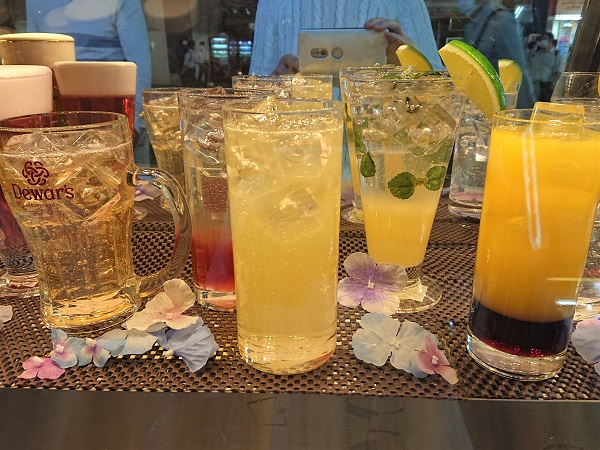 Replica fizzy drinks with ice for summer café showcase