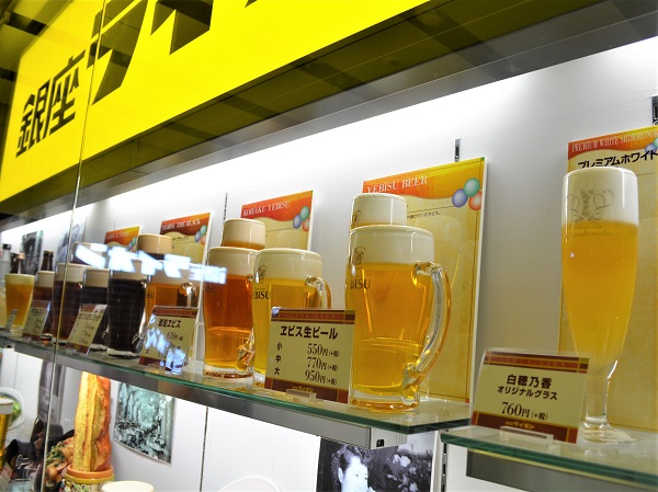 Fake food model of drinks with multiple glass sizes on display