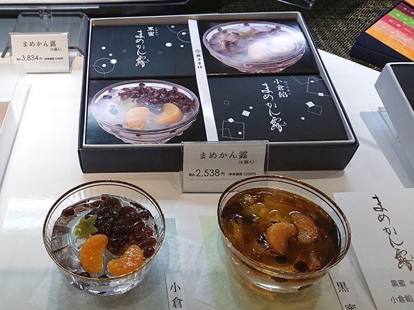 Jelly dessert replica in beautiful glass bowl for attractive café showcase