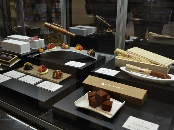 Luxury food replica display with black accents, fine dishes, and creative décor