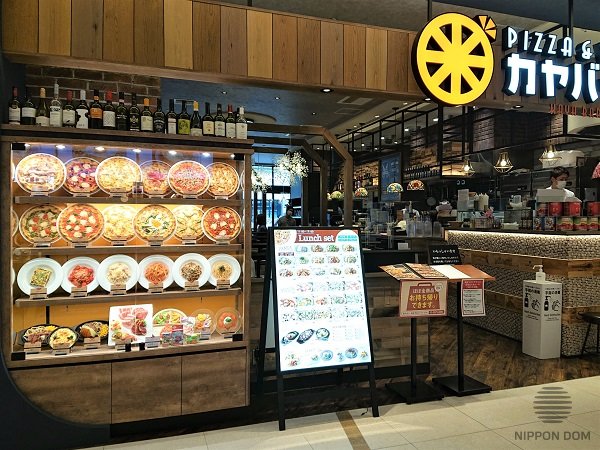 Pizza replicas and food models displayed at 45–60 degree angle in restaurant showcase