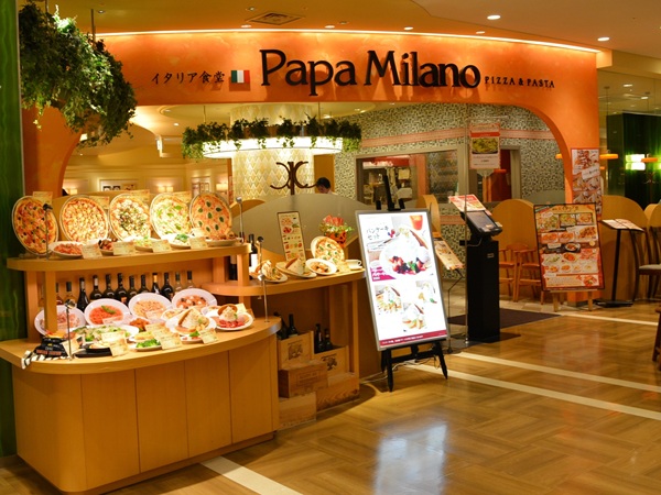 Creative food replica display with drinks decorating pizzeria facade in shopping mall