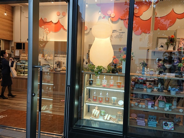 Placement mistake of food replica display blocked by restaurant door
