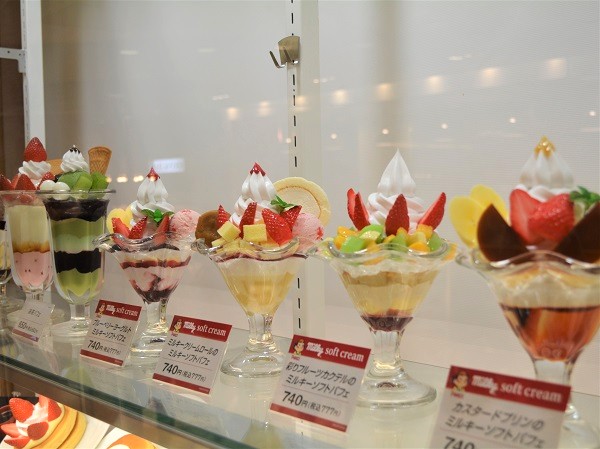 Restaurant showcase with food replicas and red price labels indicating affordable menu