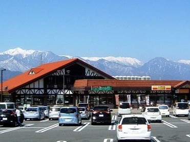 Roadside café with spacious parking area and convenient customer service