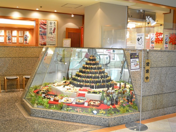 Rich Japanese restaurant showcase menu with food replicas attracting guests