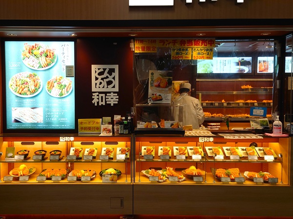 Food replicas placed next to cash register for easier takeout ordering