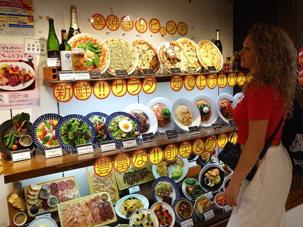 ide variety of food replicas in restaurant showcase increasing average check