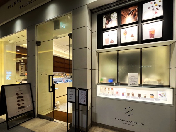 Café showcase with limited menu and large product photos for better appeal.