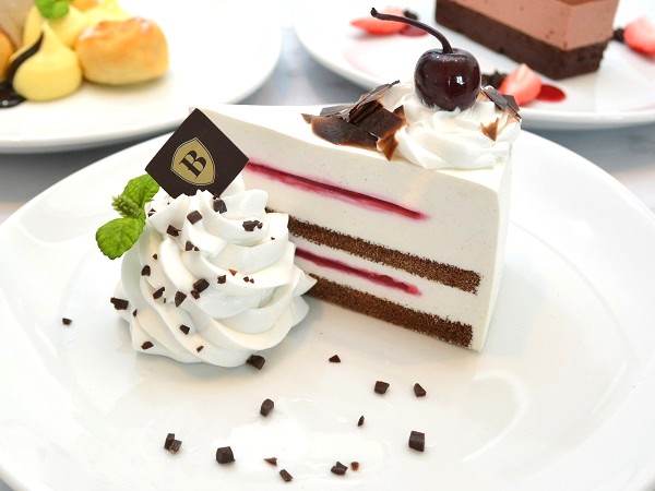 Fake dessert “Schwarzwald cake with marinated sweet cherries” — $173