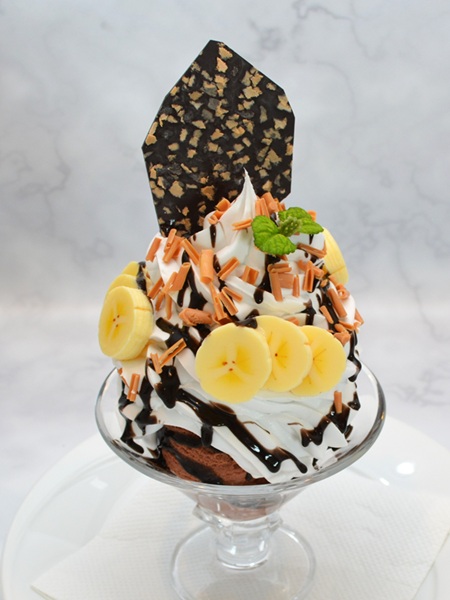 Fake dessert “Choco Banana Sundae” — $173