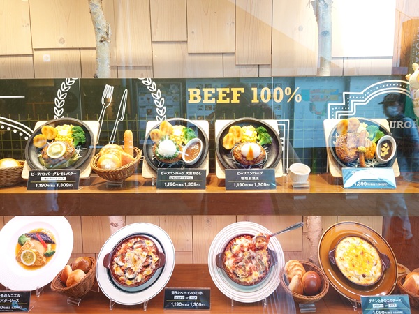 Food replica showcase with sign highlighting patties made of 100% beef