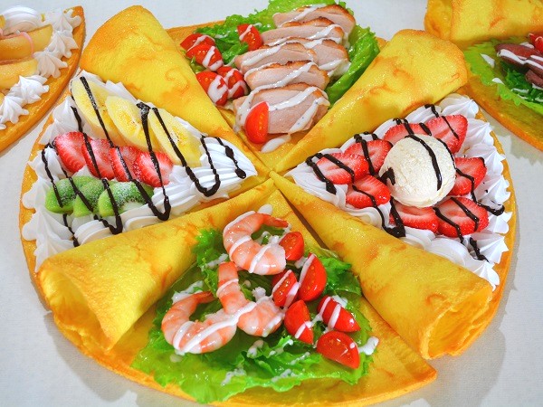 Pancake replicas with different fillings for Kiba-Blin mobile creperie