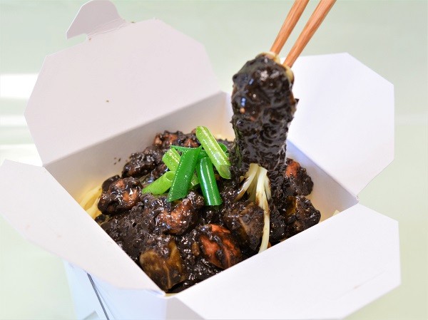 Wok Noodles with Curry replica — $185