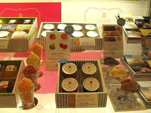 dessert visual marketing ice cream replicas with imitation ice cubes