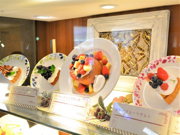 dessert window display design with aligned dessert plates
