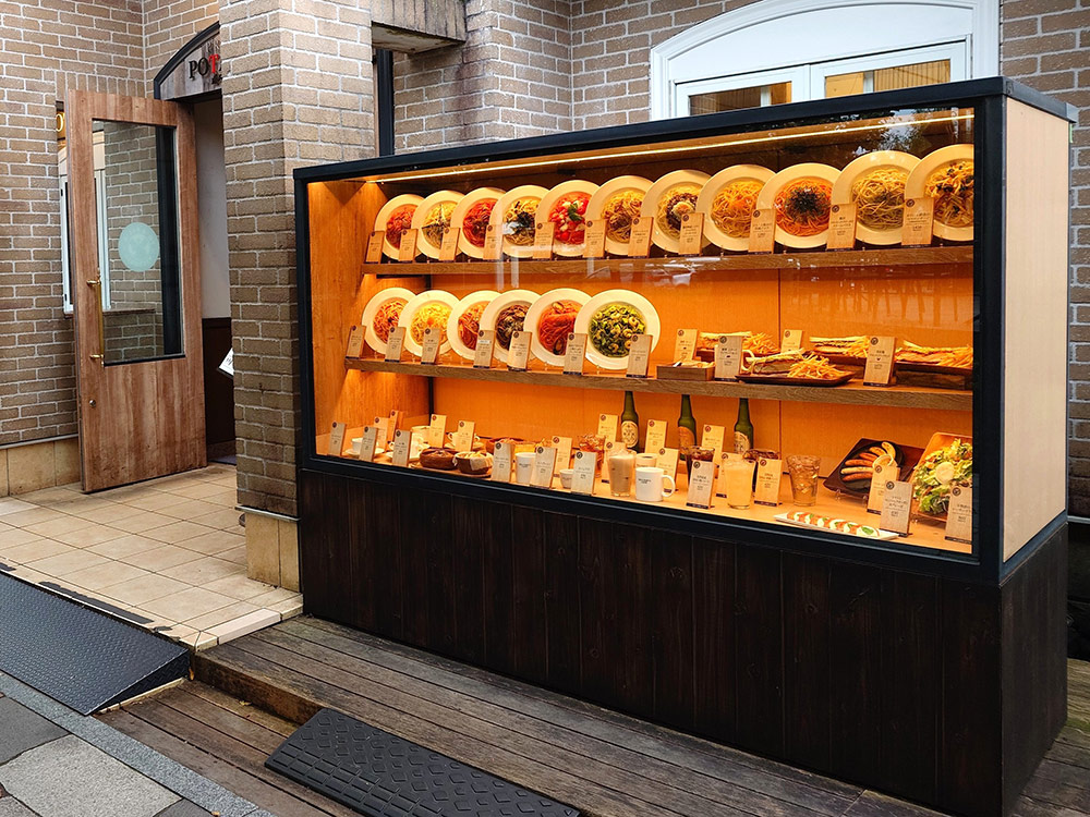 Cafe display design ideas — angled food replicas placement in cafe window display at 45–60 degrees