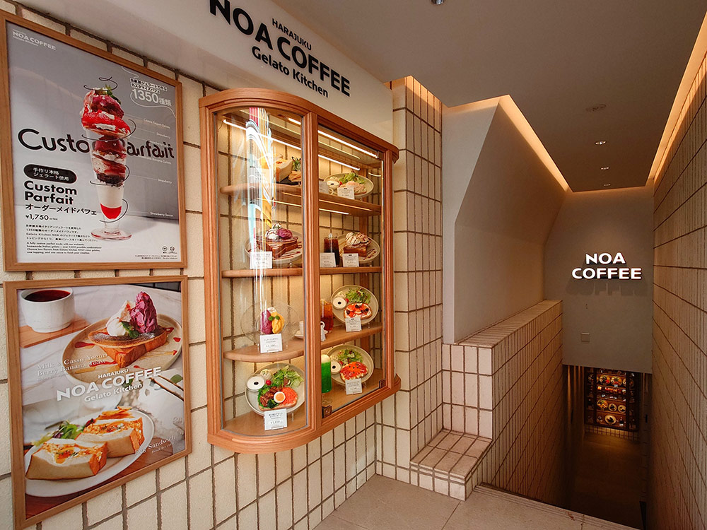 Cafe display design ideas — cafe window display with food replicas and promotional photos