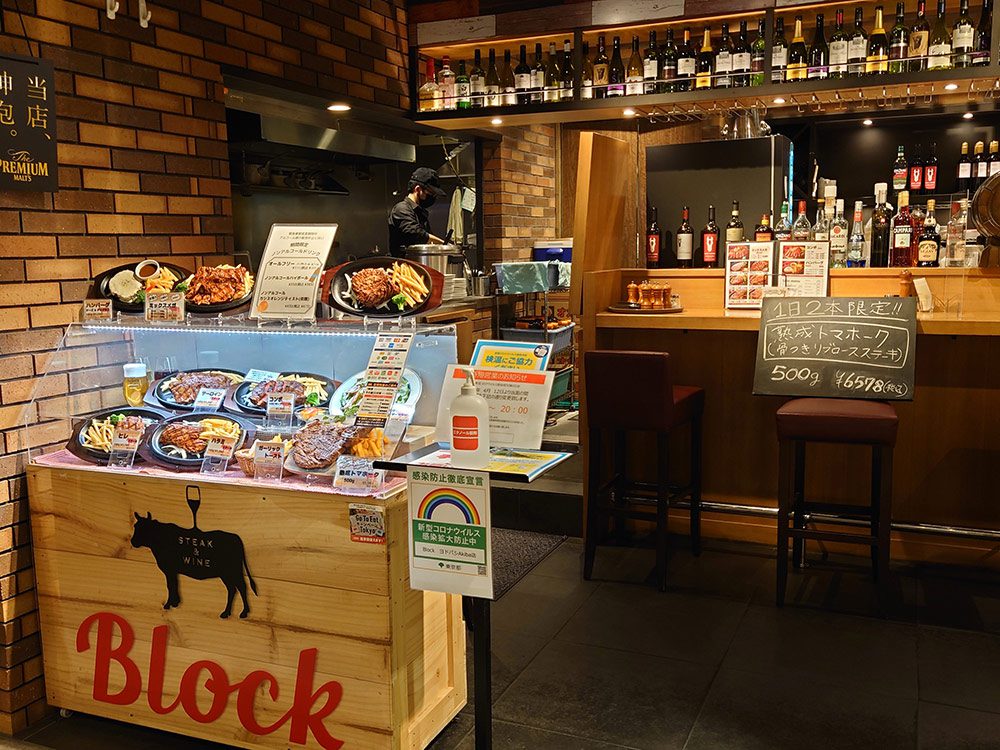 Cafe display design ideas — compact cafe window display with selected food replicas of best-selling dishes