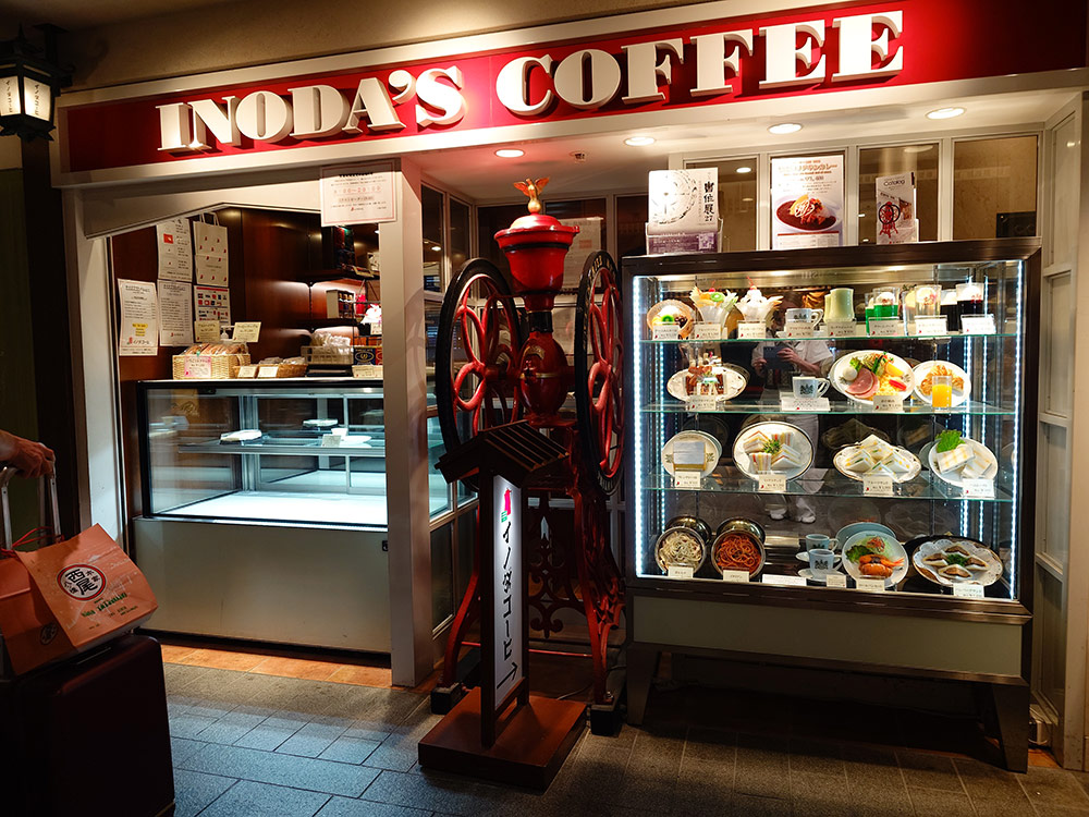 Cafe display design ideas — themed cafe window display with large decorative element and food replicas