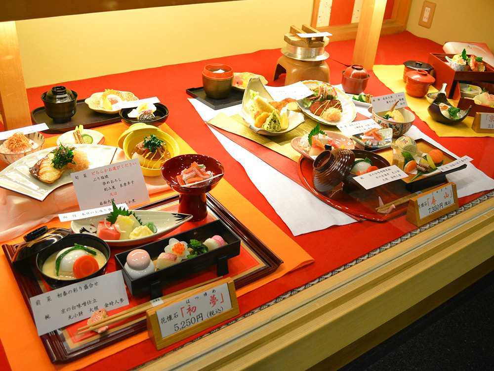 food replicas for display of set meals to increase average bill and speed up ordering