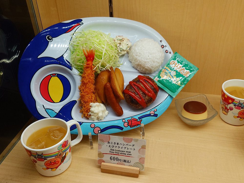 Bright kids plate food display that attracts children's attention from a distance