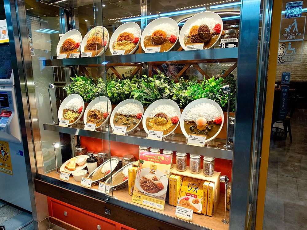 Restaurant window display lighting combining diffused base light and directional spotlights