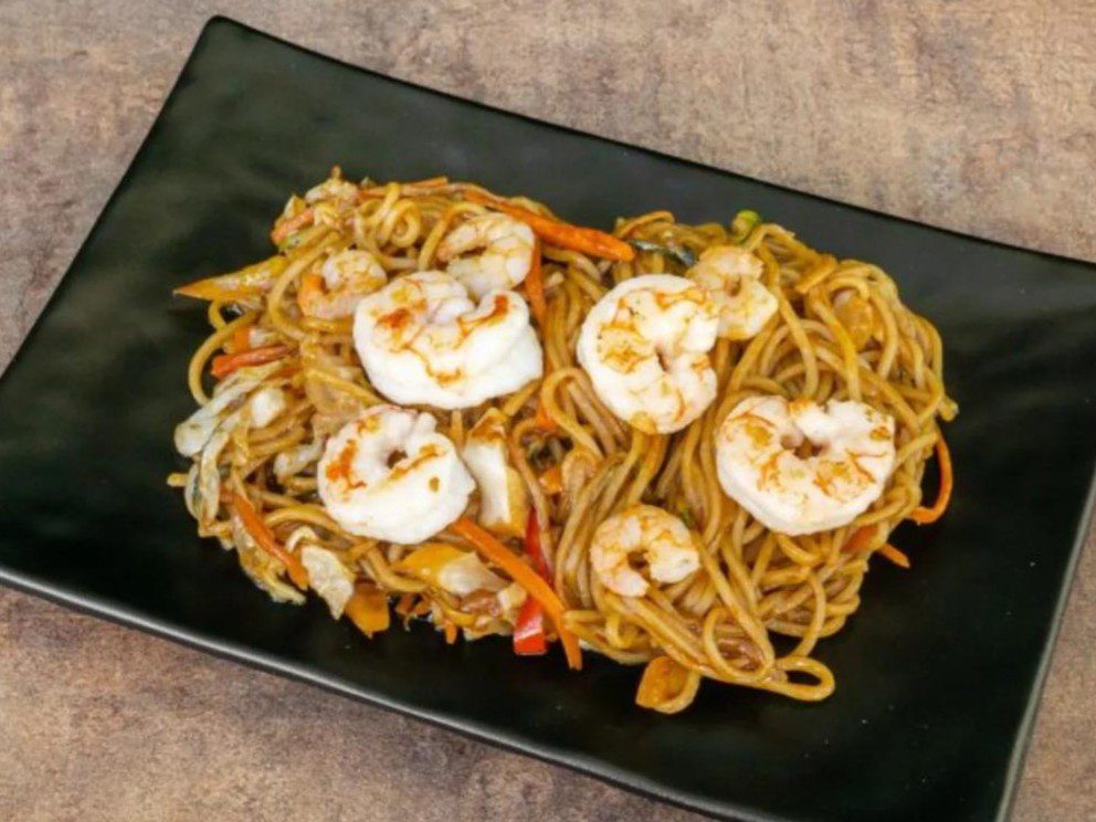 Оригинальное блюдо якисоба с креветками в Shinsei Sushi, Риччоне