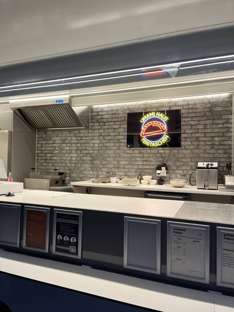 Прилавок стритфуда Umami Haus в торговом центре Вольфсбурга до установки муляжей