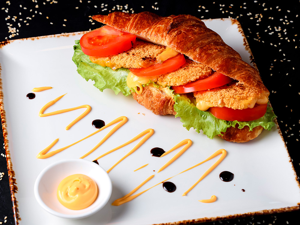 Оригинальный круассан с жареным сыром в кафе, Костанай