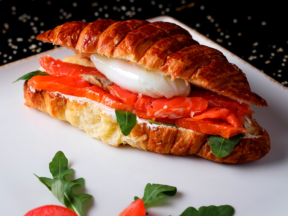 Оригинальный круассан с лососем и яйцом пашот в кафе, Костанай