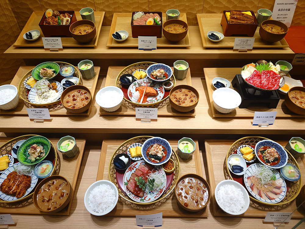 Set meal replica display with rice, soup and a main dish on one tray
